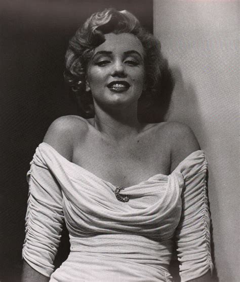 English: Marilyn Monroe (born Norma Jeane Mortenson, June 1, 1926 - August 5, 1962) was a twentieth-century movie star, sex symbol and pop icon. Español: Marilyn Monroe (1926-1962) es el nombre artístico de Norma Jeane Mortensen, actriz estadounidense nacida en Los Ángeles , y que llegó a ser un icono de los años 1950. Türkçe ...